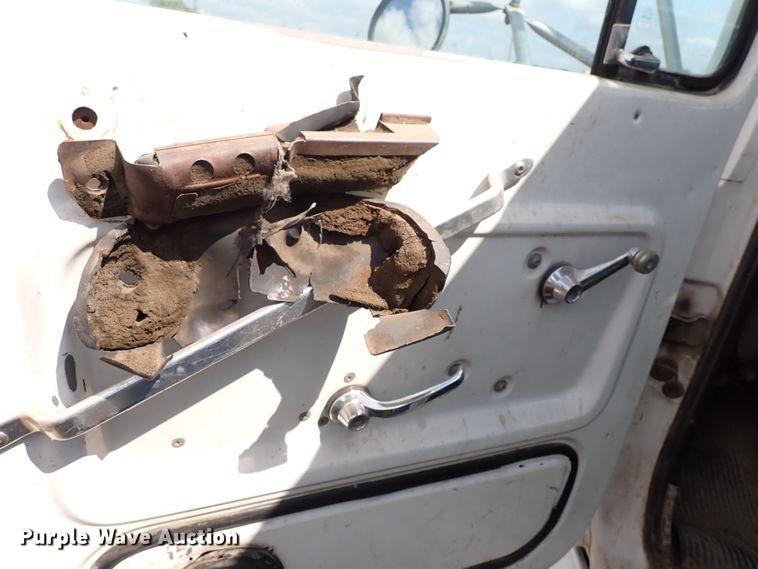image for item DM5008 1994 Ford L8000  vacuum truck