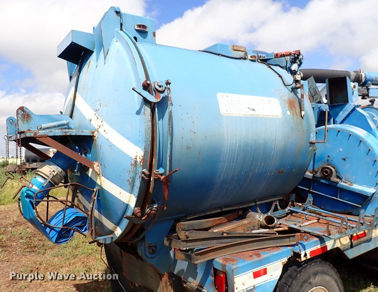 image for item DM5008 1994 Ford L8000  vacuum truck