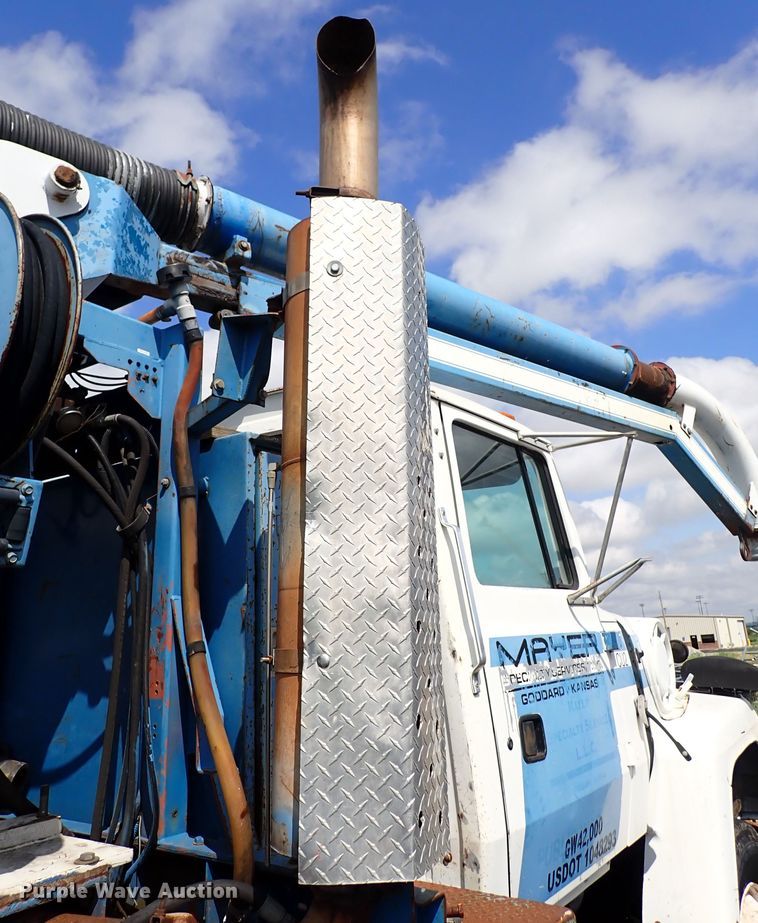image for item DM5008 1994 Ford L8000  vacuum truck