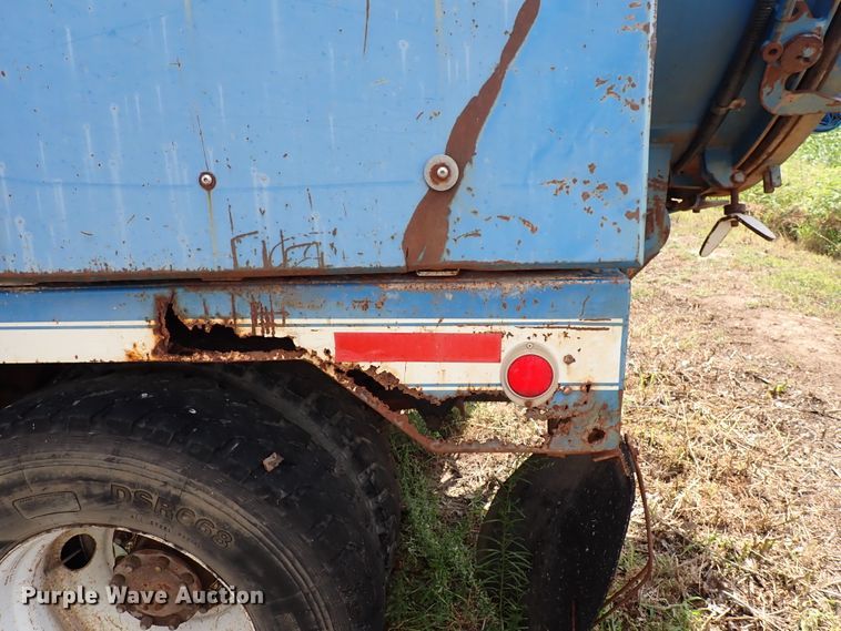 image for item DM5008 1994 Ford L8000  vacuum truck