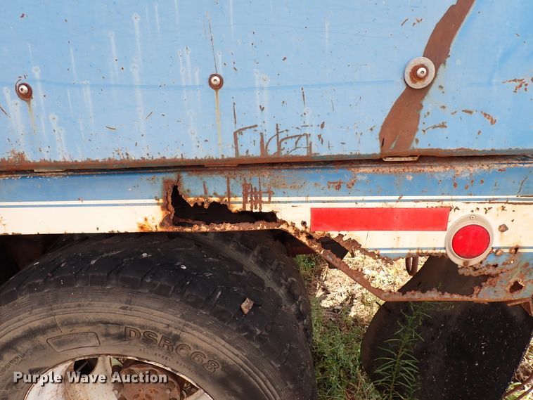 image for item DM5008 1994 Ford L8000  vacuum truck