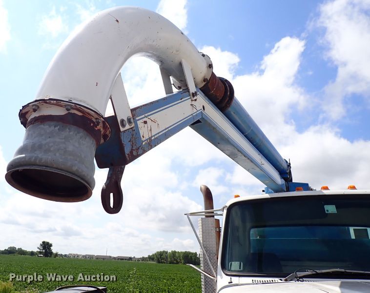image for item DM5008 1994 Ford L8000  vacuum truck