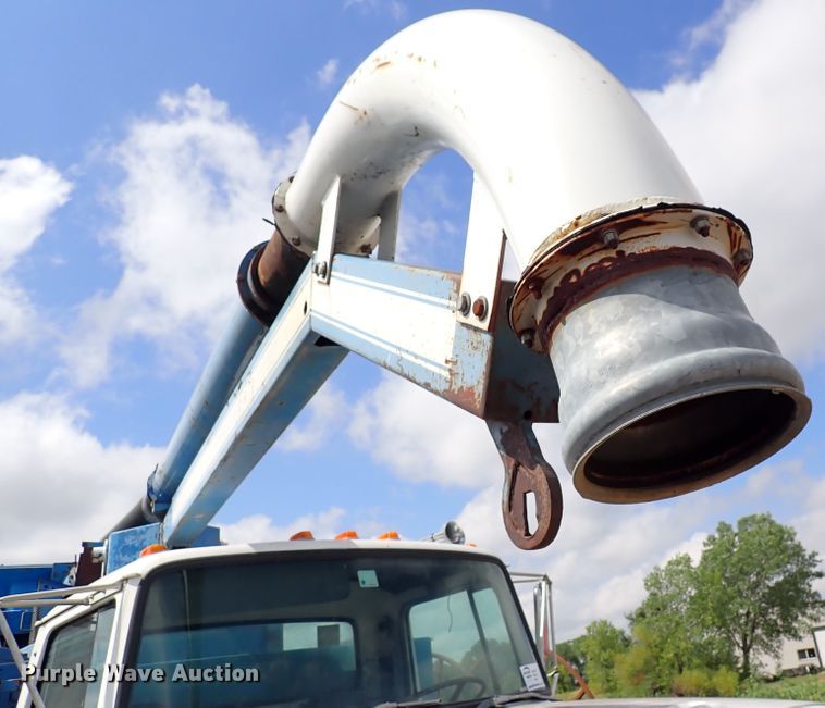 image for item DM5008 1994 Ford L8000  vacuum truck