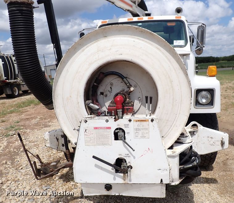 image for item DM5015 2002 International 2554  sewer jetter truck