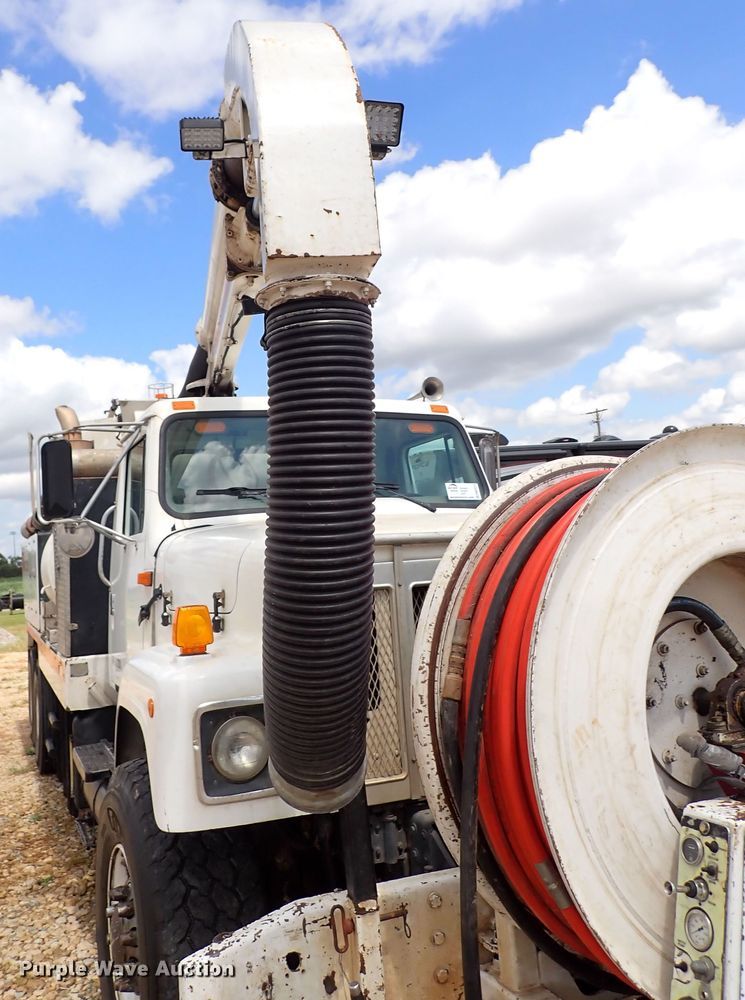 image for item DM5015 2002 International 2554  sewer jetter truck