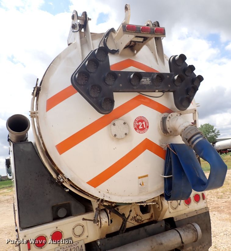 image for item DM5015 2002 International 2554  sewer jetter truck