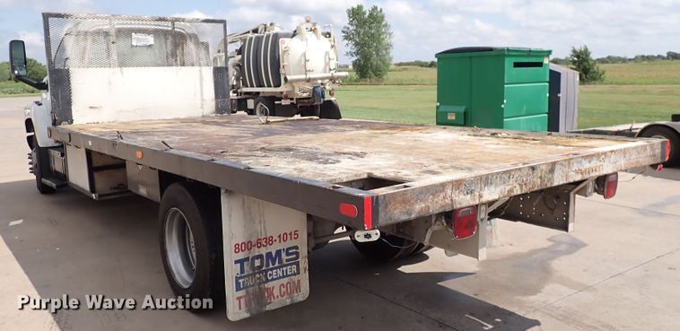 image for item DM5017 2005 GMC C6500  flatbed truck