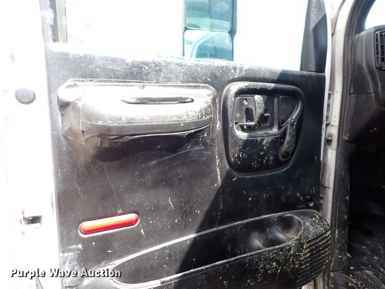 image for item DM5017 2005 GMC C6500  flatbed truck