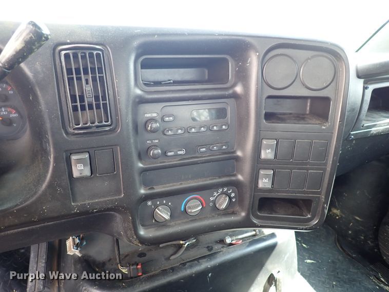 image for item DM5017 2005 GMC C6500  flatbed truck