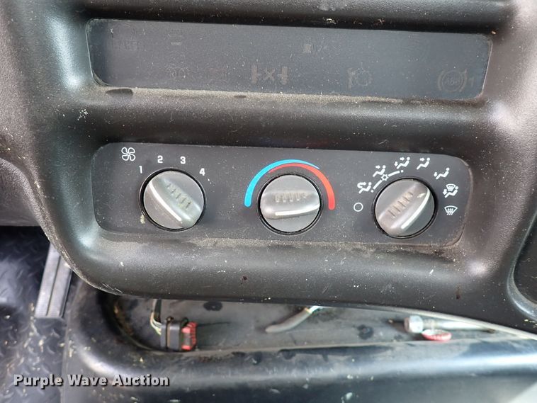 image for item DM5017 2005 GMC C6500  flatbed truck