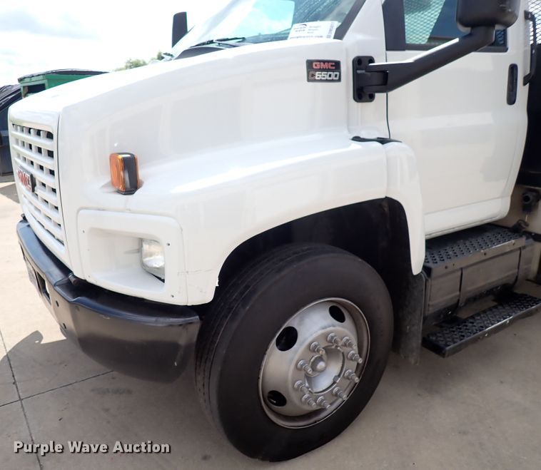 image for item DM5017 2005 GMC C6500  flatbed truck