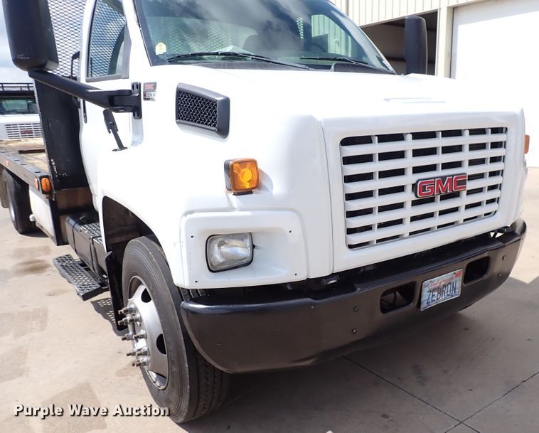 image for item DM5017 2005 GMC C6500  flatbed truck