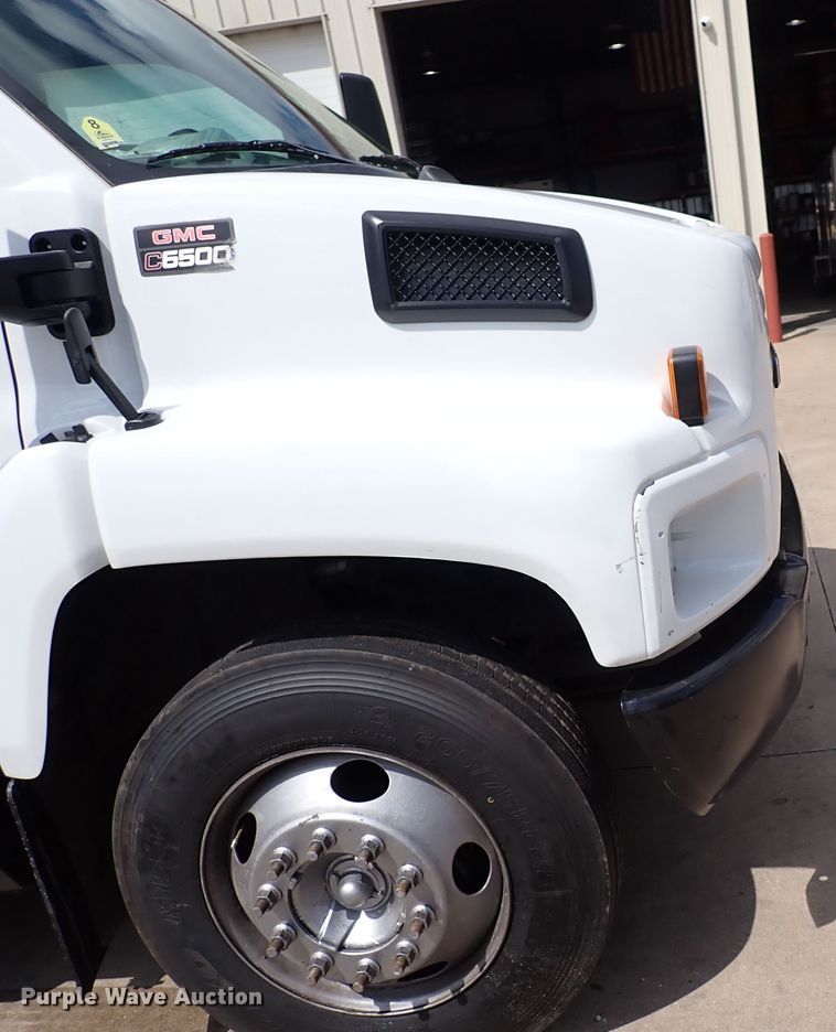 image for item DM5017 2005 GMC C6500  flatbed truck