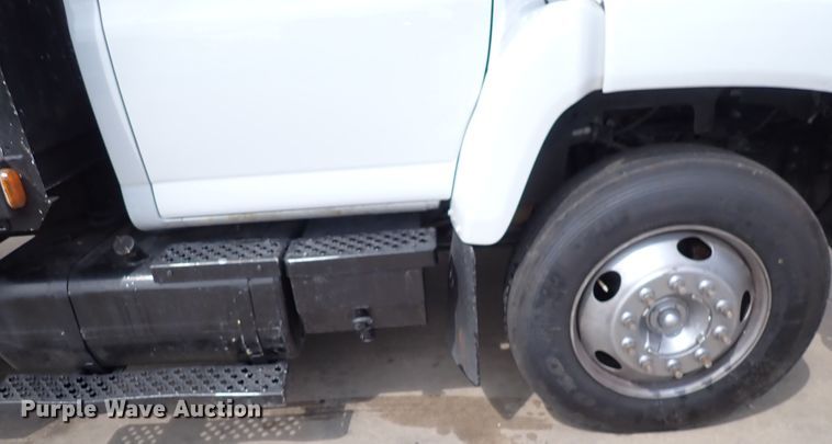 image for item DM5017 2005 GMC C6500  flatbed truck