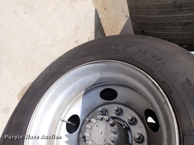 image for item DM5017 2005 GMC C6500  flatbed truck