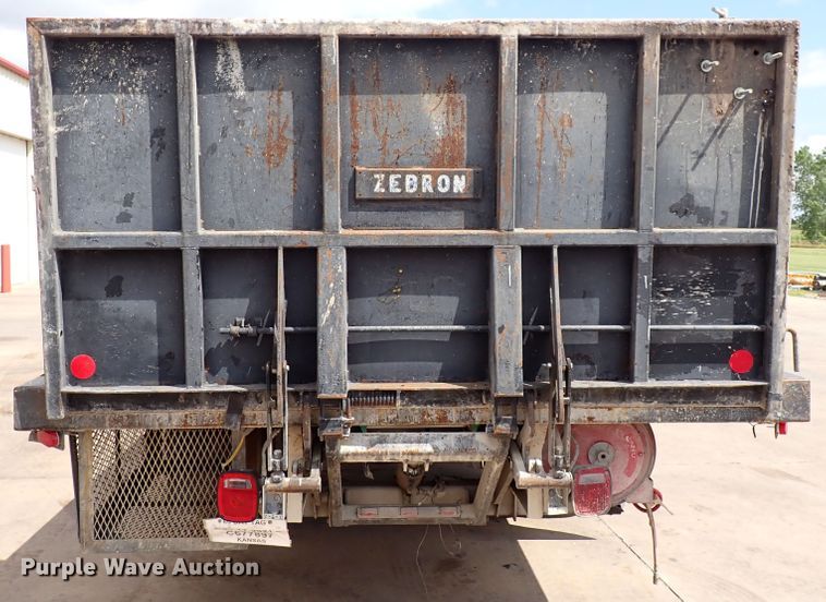 image for item DM5018 2005 GMC C6500  flatbed truck