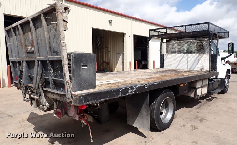 image for item DM5018 2005 GMC C6500  flatbed truck