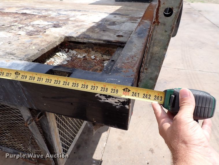 image for item DM5018 2005 GMC C6500  flatbed truck