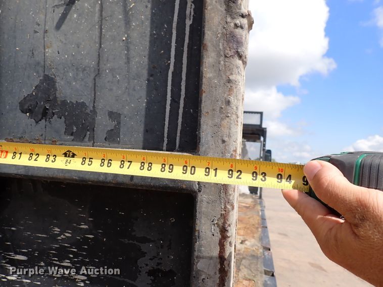 image for item DM5018 2005 GMC C6500  flatbed truck