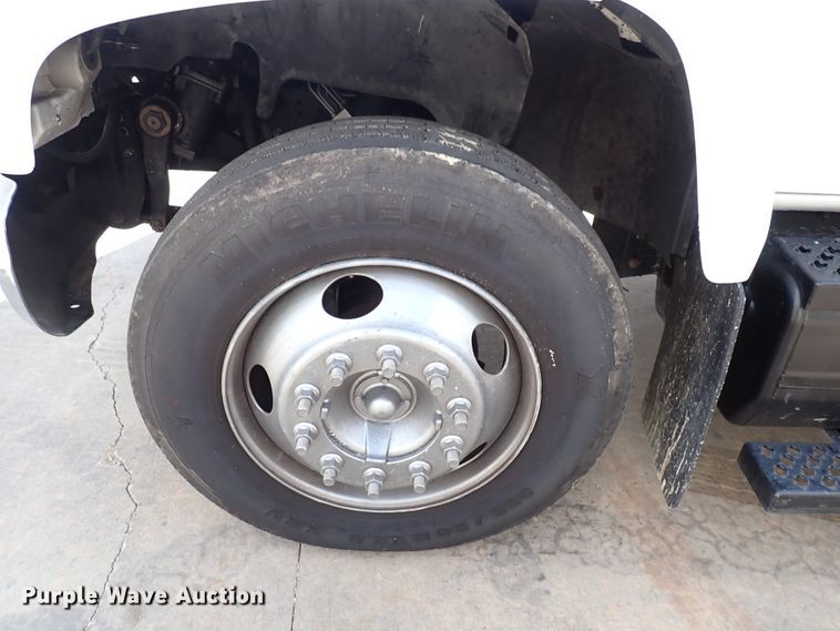 image for item DM5018 2005 GMC C6500  flatbed truck