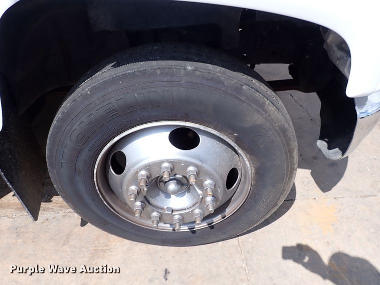 image for item DM5018 2005 GMC C6500  flatbed truck