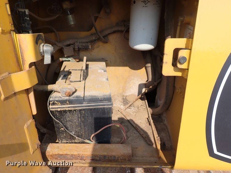 image for item DN2015 2001 John Deere 450H LGP  dozer