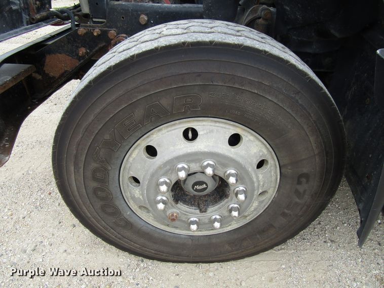 image for item EV9298 2005 Mack CV713  semi truck