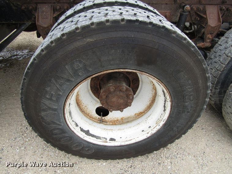 image for item EV9298 2005 Mack CV713  semi truck