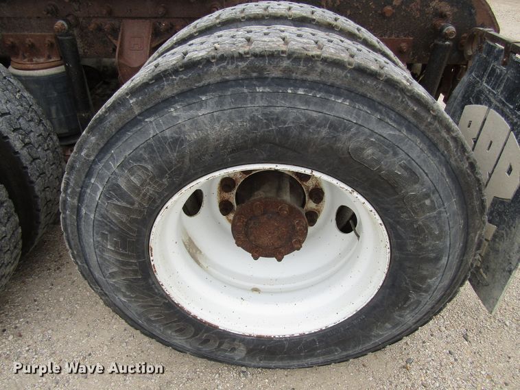 image for item EV9298 2005 Mack CV713  semi truck