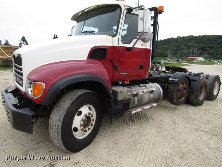 image for item EV9299 2005 Mack CV713  semi truck