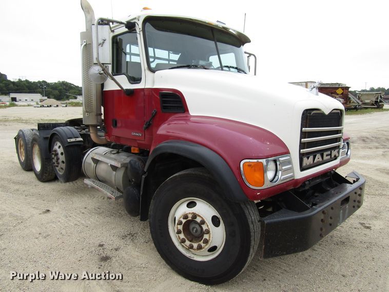 image for item EV9299 2005 Mack CV713  semi truck