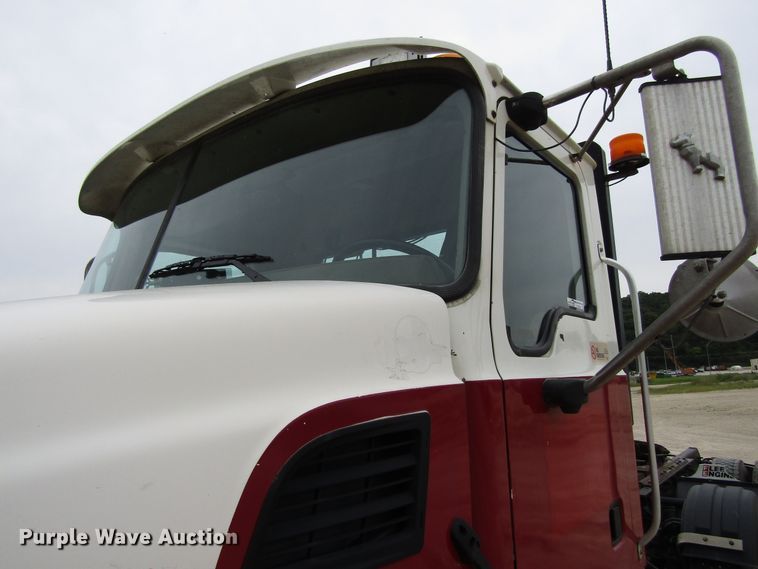 image for item EV9299 2005 Mack CV713  semi truck