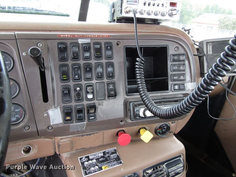 image for item EV9299 2005 Mack CV713  semi truck