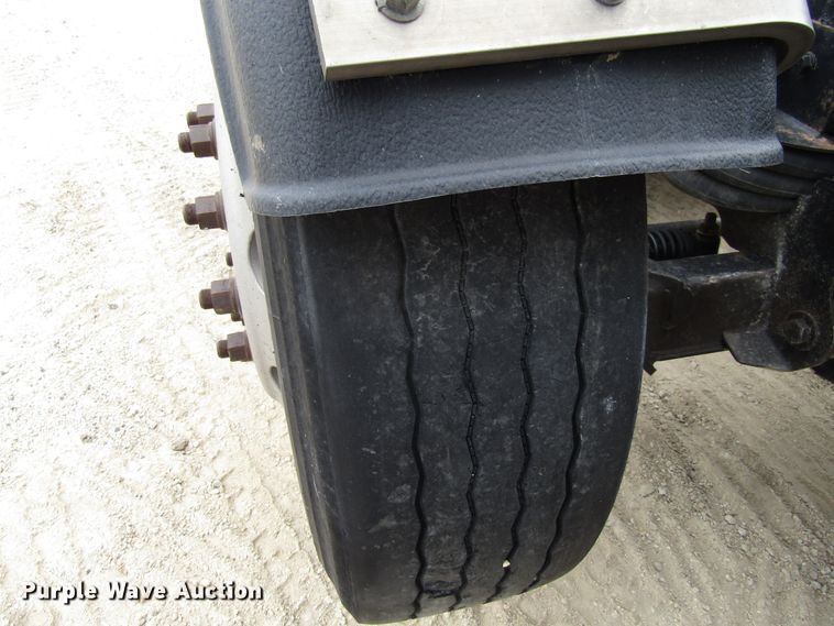 image for item EV9299 2005 Mack CV713  semi truck