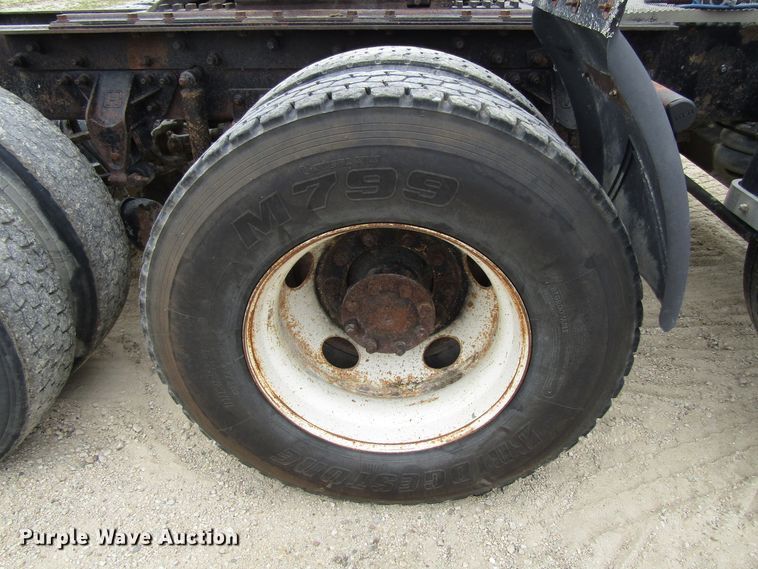 image for item EV9299 2005 Mack CV713  semi truck