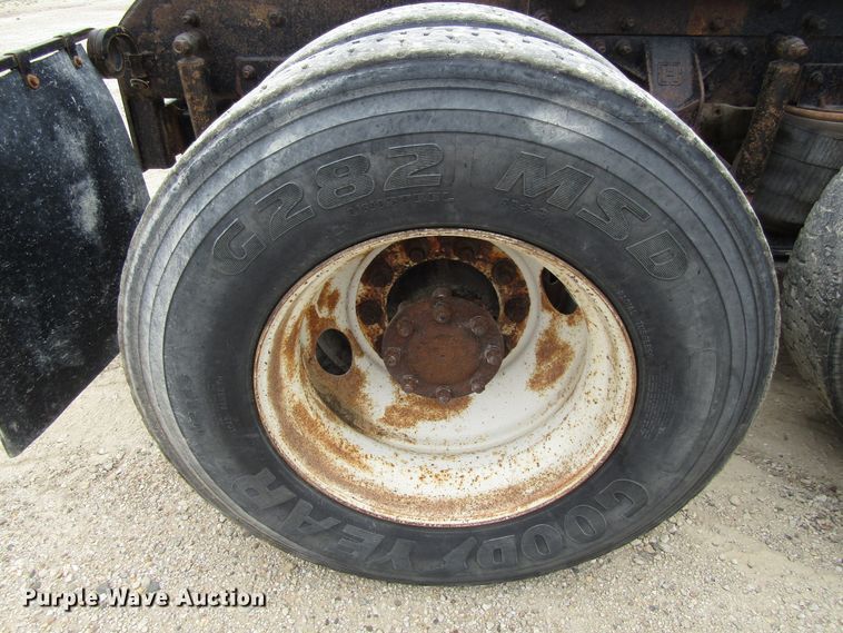 image for item EV9299 2005 Mack CV713  semi truck