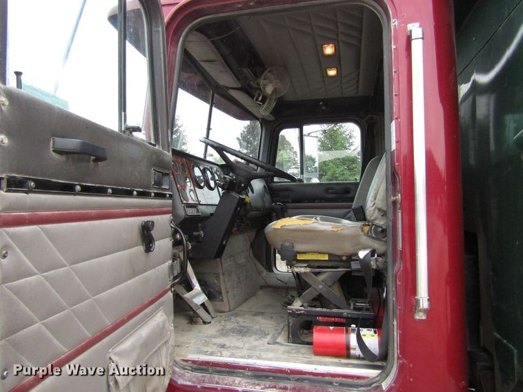 image for item EV9300 1994 International 9200  dump truck