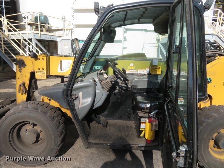 image for item FP9368 2011 Caterpillar TH255  telehandler