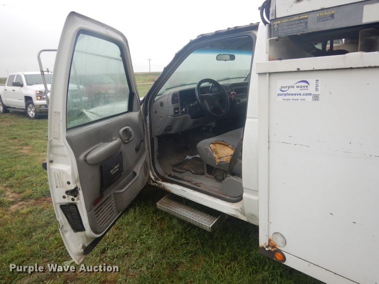 image for item HU9276 2002 Chevrolet Silverado 3500  bucket truck