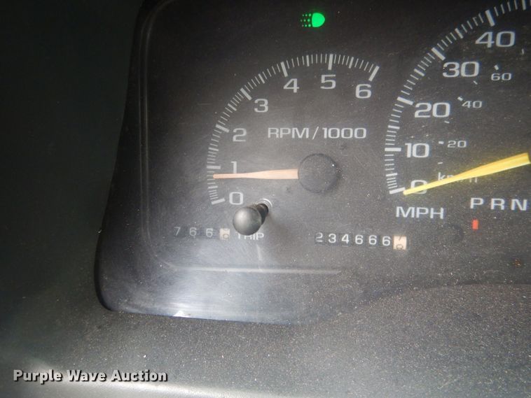 image for item HU9276 2002 Chevrolet Silverado 3500  bucket truck