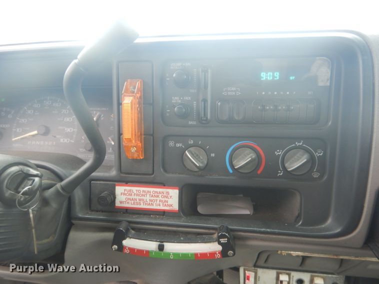 image for item HU9276 2002 Chevrolet Silverado 3500  bucket truck