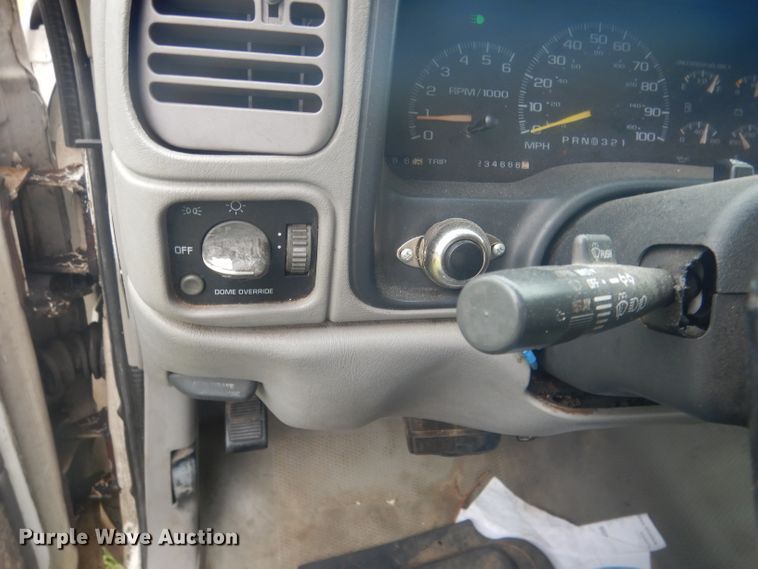 image for item HU9276 2002 Chevrolet Silverado 3500  bucket truck