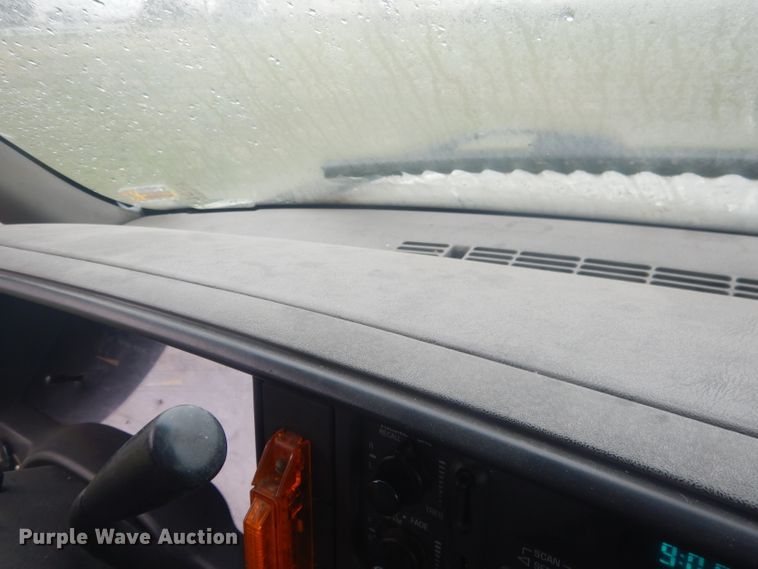 image for item HU9276 2002 Chevrolet Silverado 3500  bucket truck