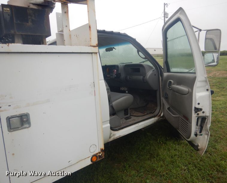 image for item HU9276 2002 Chevrolet Silverado 3500  bucket truck