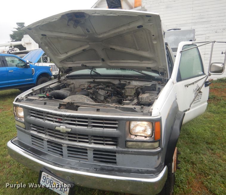 image for item HU9276 2002 Chevrolet Silverado 3500  bucket truck