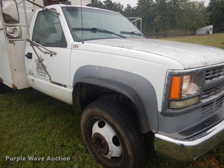 image for item HU9276 2002 Chevrolet Silverado 3500  bucket truck