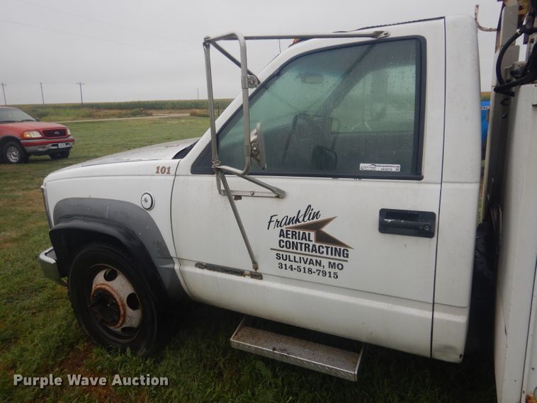 image for item HU9276 2002 Chevrolet Silverado 3500  bucket truck