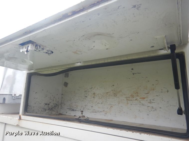 image for item HU9276 2002 Chevrolet Silverado 3500  bucket truck