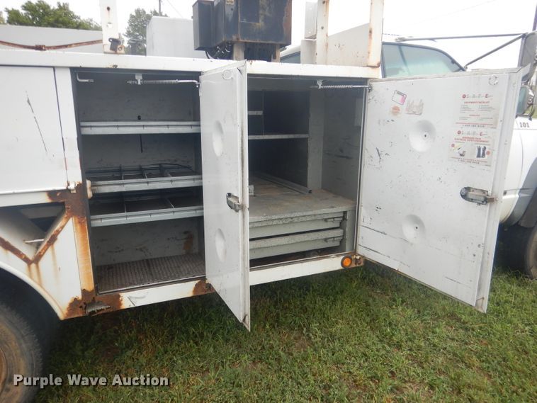 image for item HU9276 2002 Chevrolet Silverado 3500  bucket truck