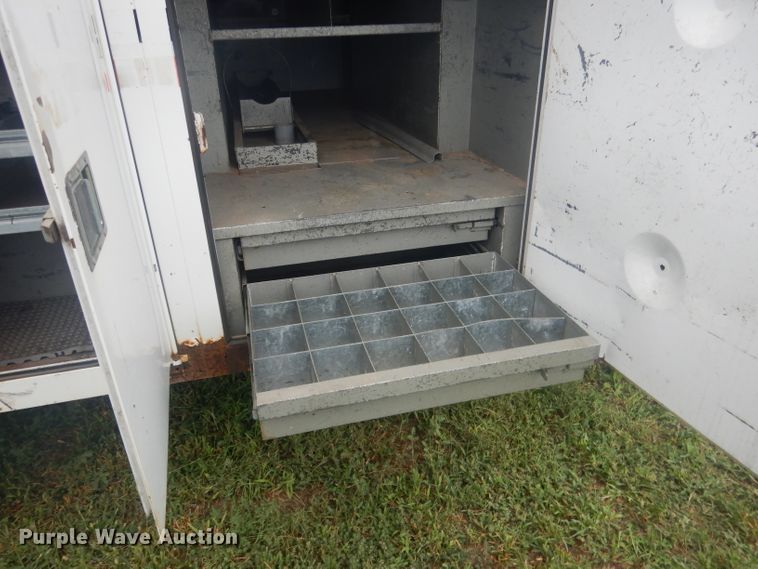 image for item HU9276 2002 Chevrolet Silverado 3500  bucket truck